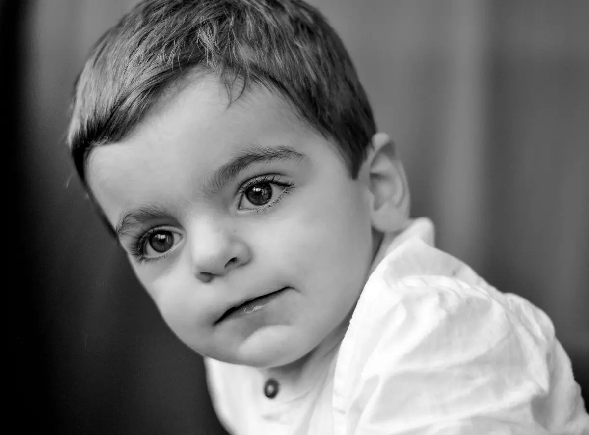 Portrait d'un petit garçon au regard pensif