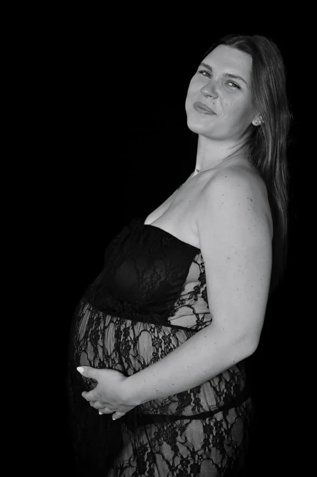 Future maman tenant son ventre