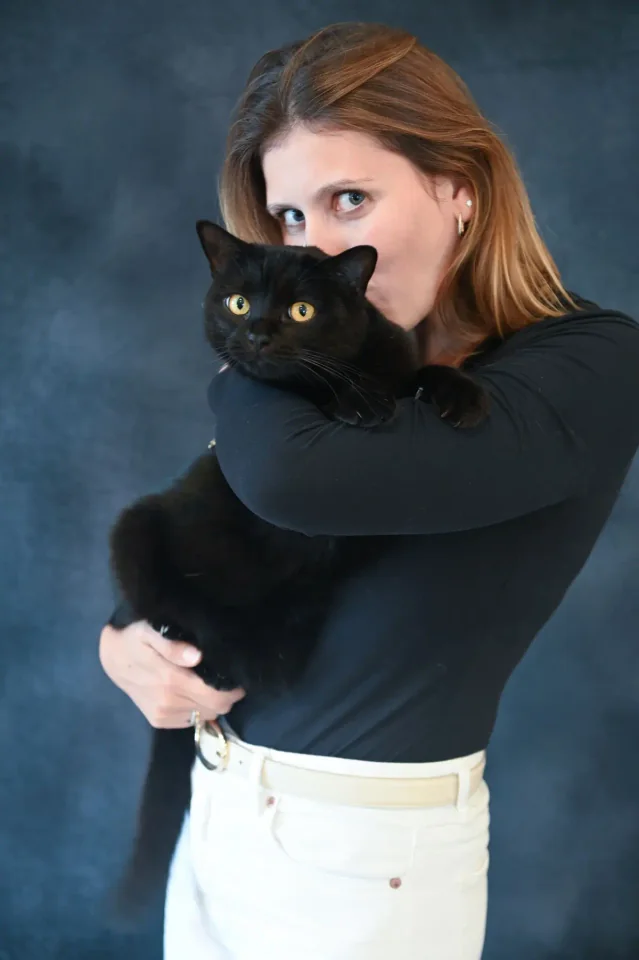 Portrait de femme tenant son chat noir