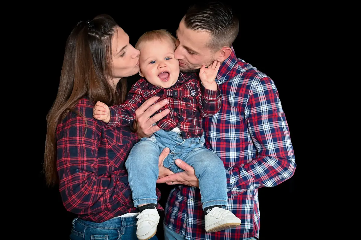 Parents embrassant leur bébé