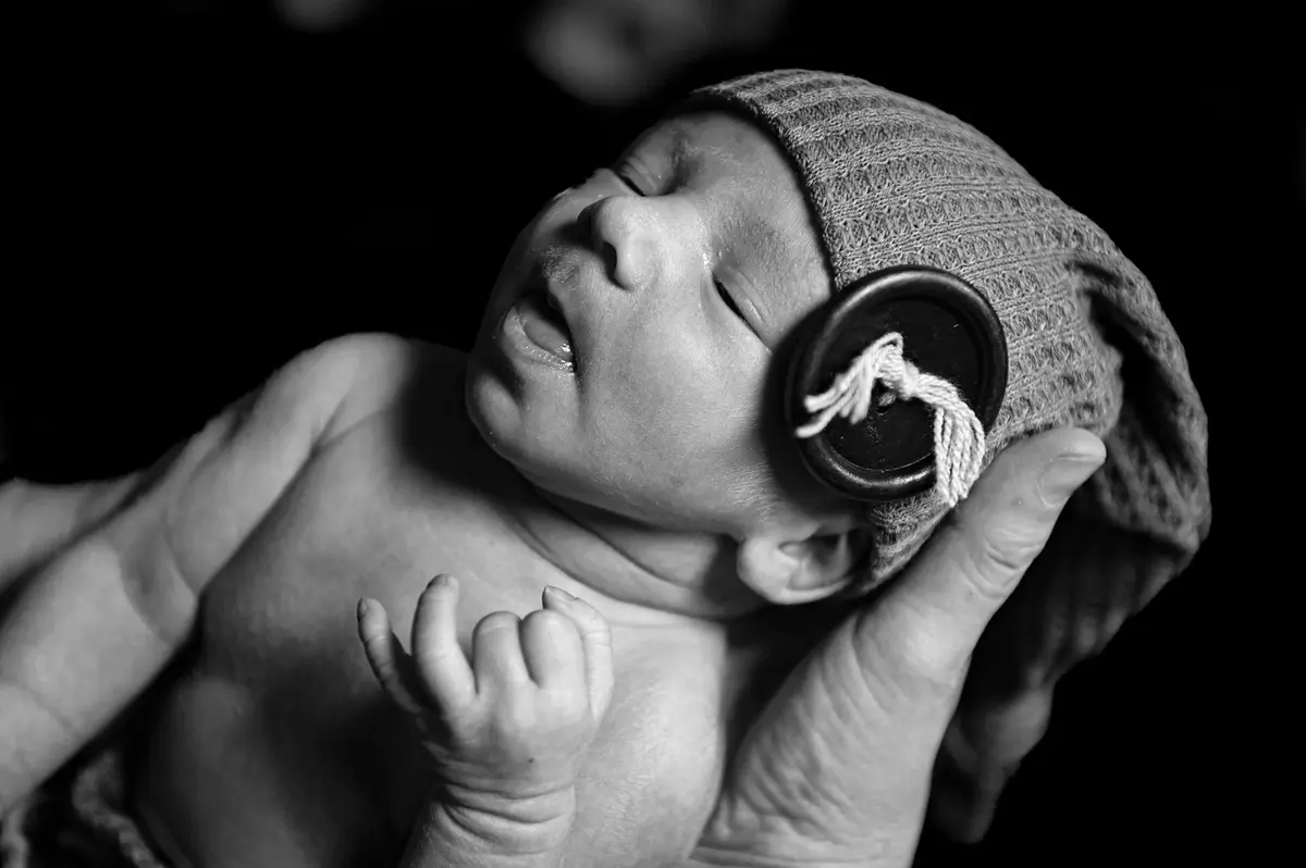 Nouveau-né avec bonnet et petit casque audio