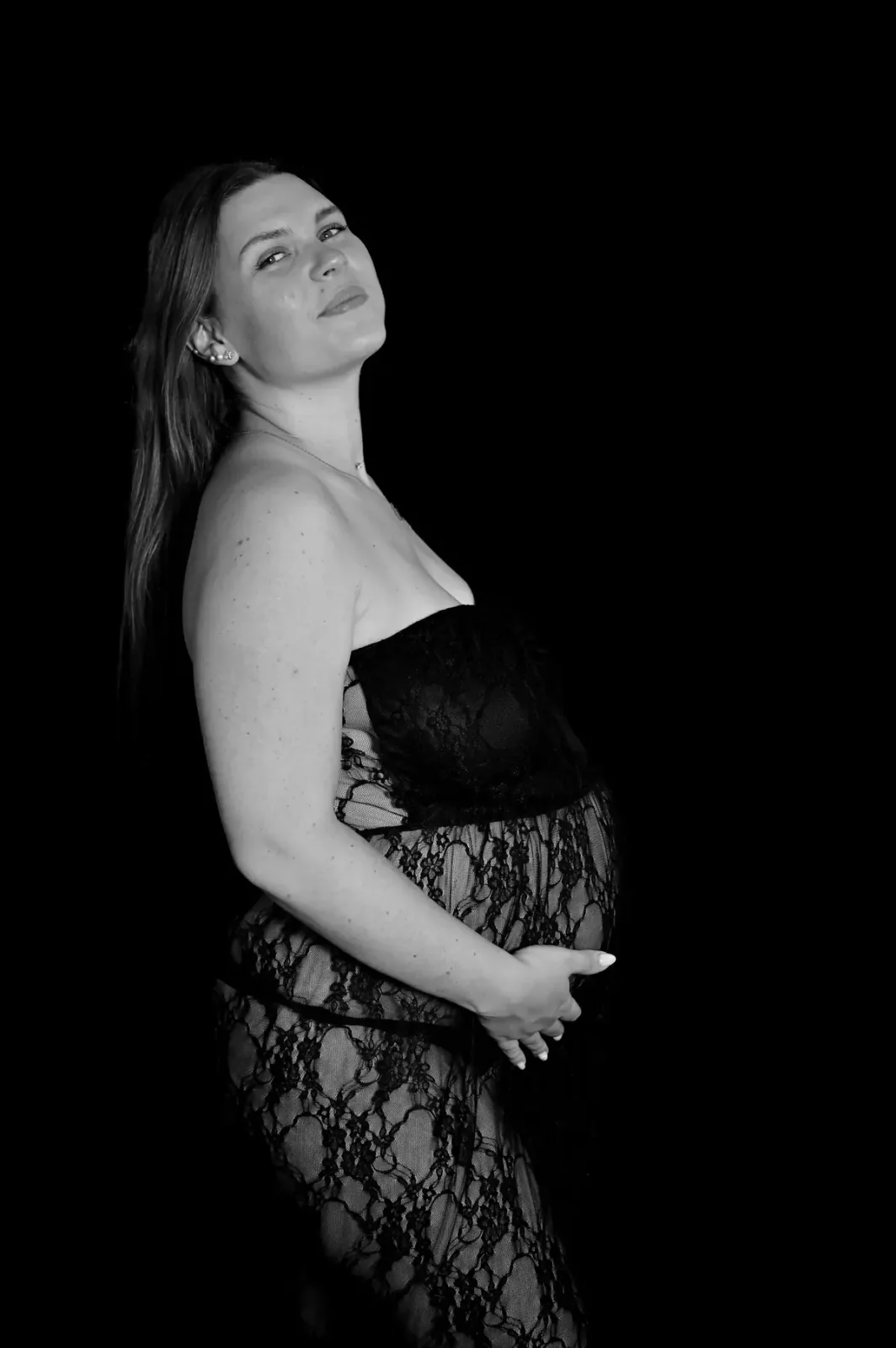 Future maman en robe de dentelle noire, séance grossesse