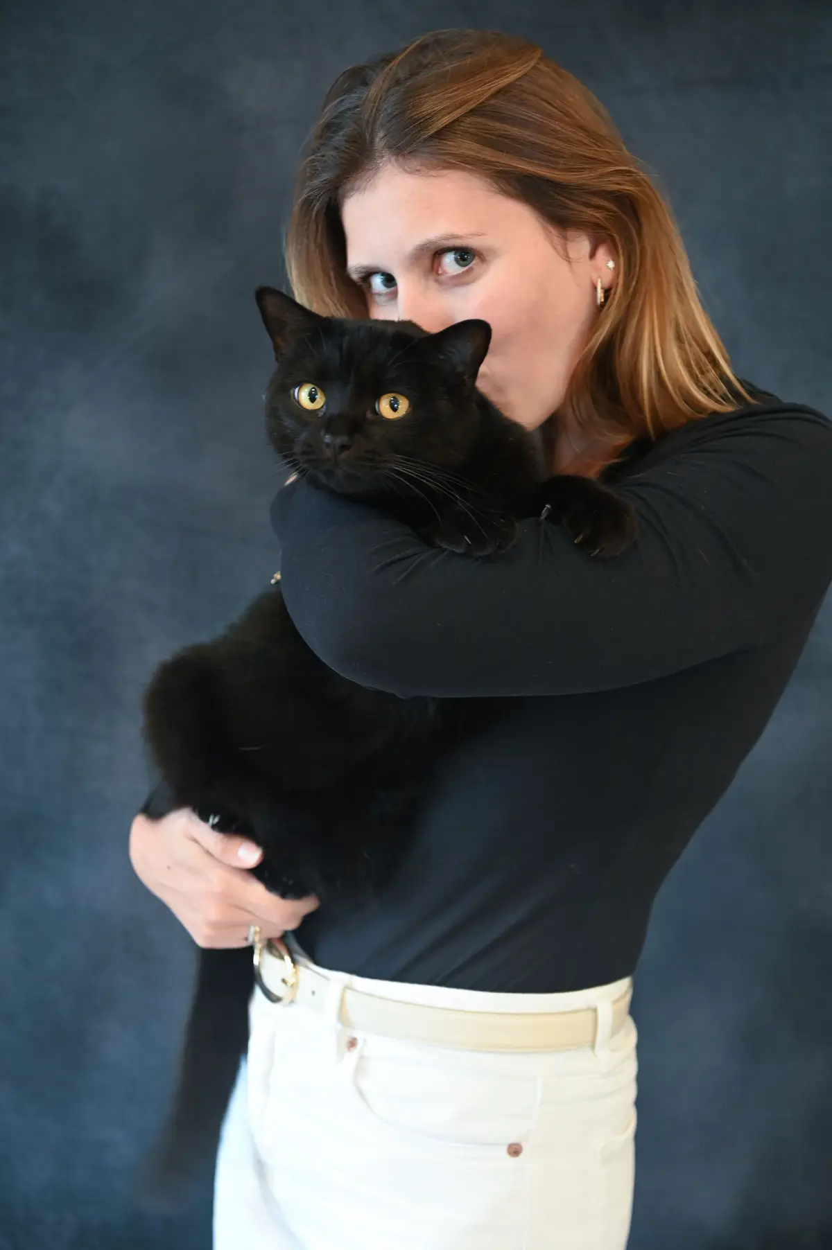 Portrait d’une femme tenant son chat noir