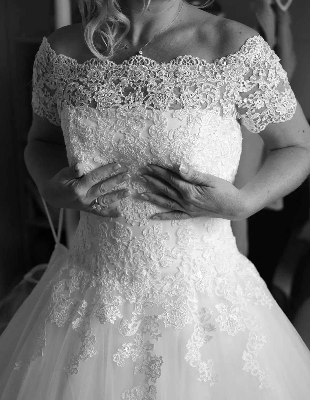Détail d’une robe de mariée en dentelle